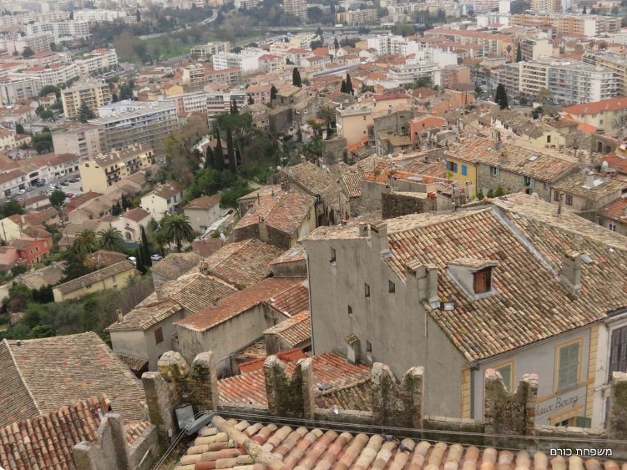 הנוף מראש טירת גרימאלדי