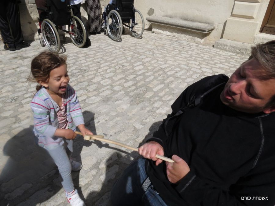 יעלה מתאמנת בקרב חרבות