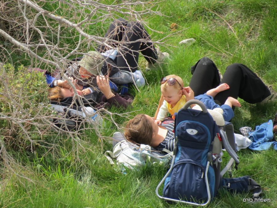 האמהות והבנים במנוחה