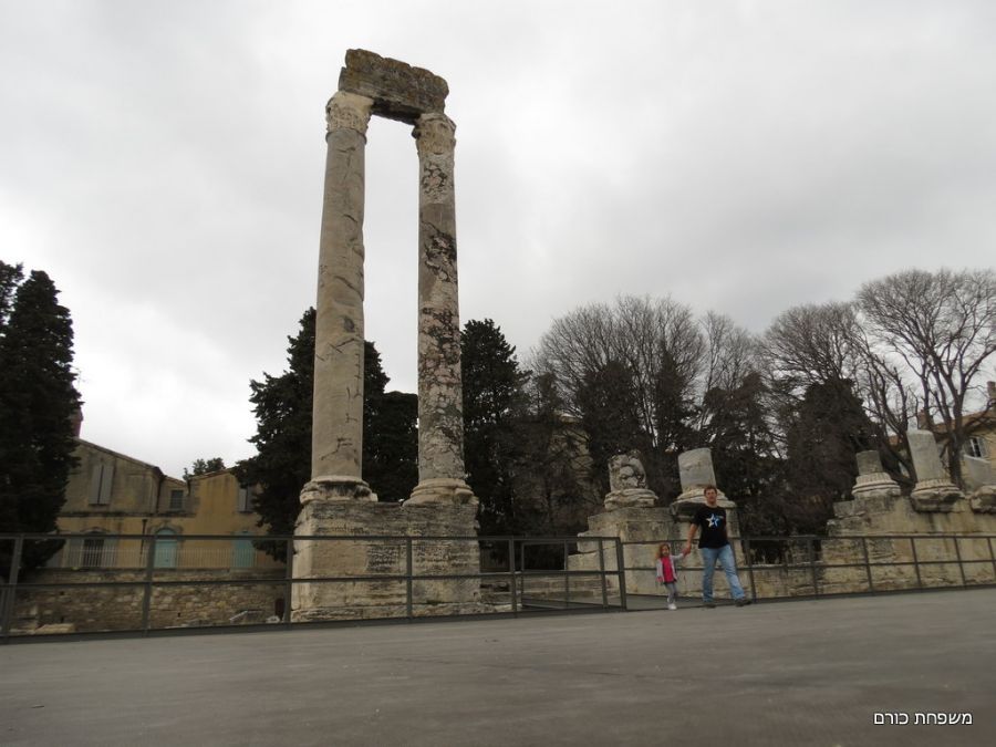 שרידי התאטרון העתיק בארל