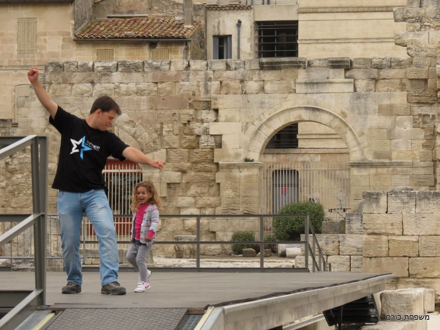 ריקוד על במת התאטרון