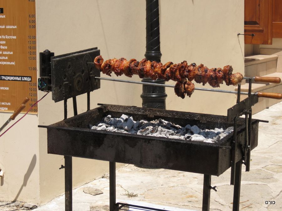 בכל שעות היום נישא בכפר ריח מנגלים