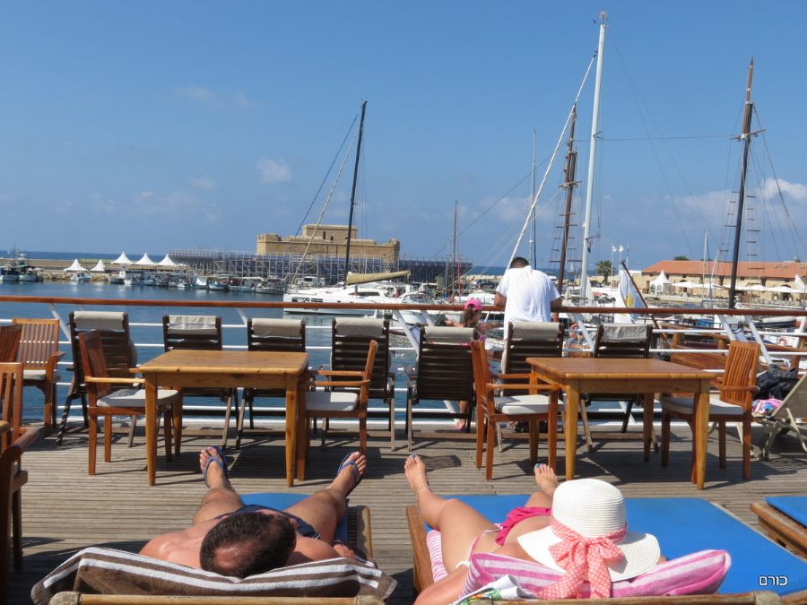 שייט בספינה ל Coral bay