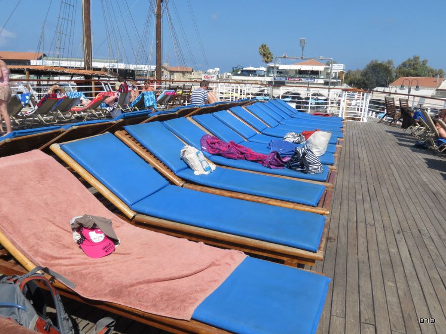 שייט בספינה ל Coral bay