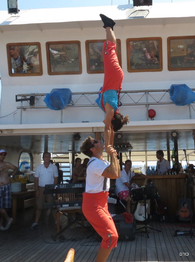 מופע לוליינות על הספינה