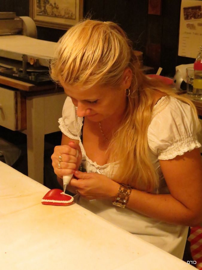 הכנת עוגיות ג'ינג'ר מסורתיות בראדבוליצה