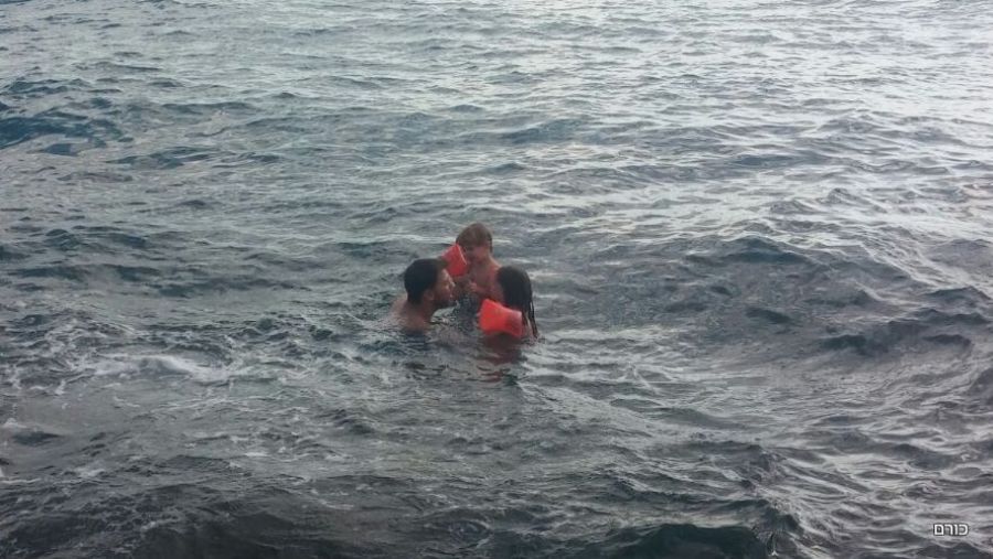 רוחצים בים ביחד