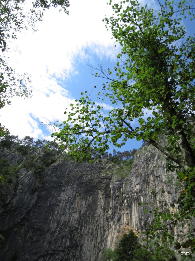 צוקים אדירים סביב לנהר