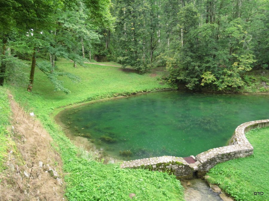 האגם הסמוך לטירת סנז'ניק