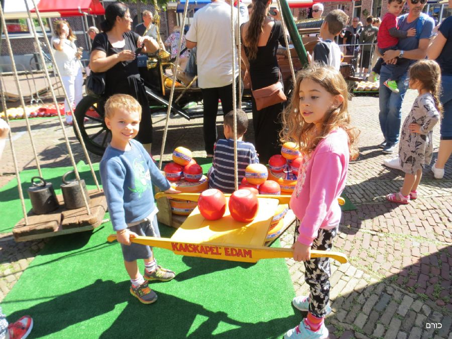 שוקלים גבינות באדם