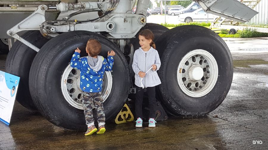 חוקרים מקרוב את הבוינג במוזיאון התעופה