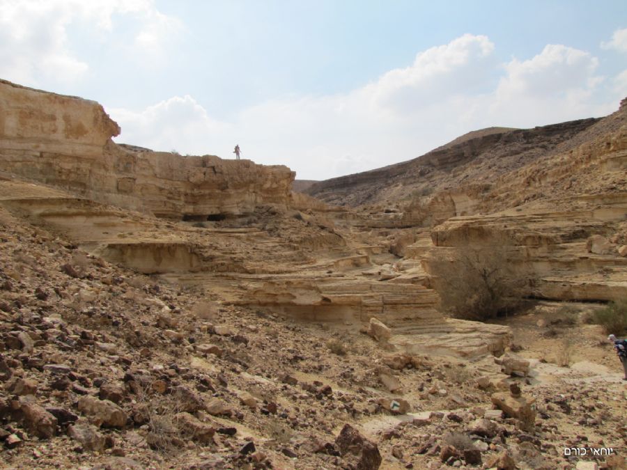 יורדים בנחל שרף: - מפל יפה