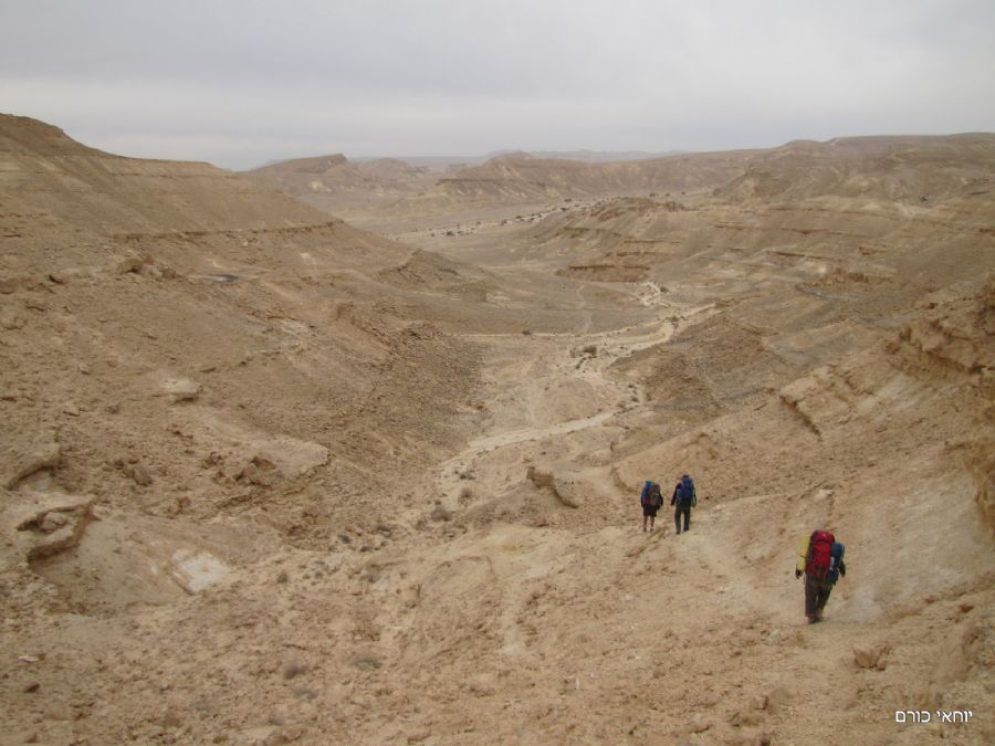 הירידה לנחל מעוק