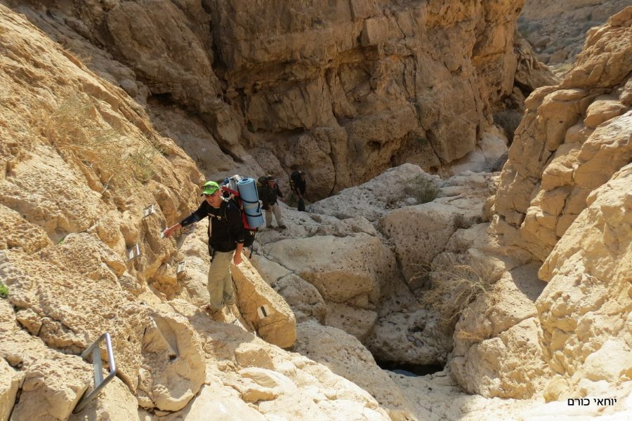 המפלים היפים בנחל דרוך. סולמות קבועים בקיר