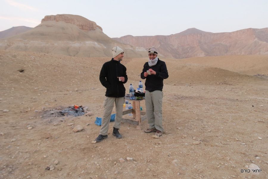 בחניון הלילה של חוד עקב