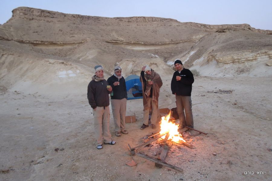 מתחממים בחניון הלילה ליד עין אם תינה