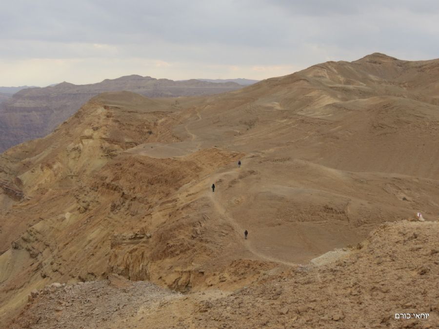 הליכה לאורך מצוק תמנע דרומה לעבר הר ברך