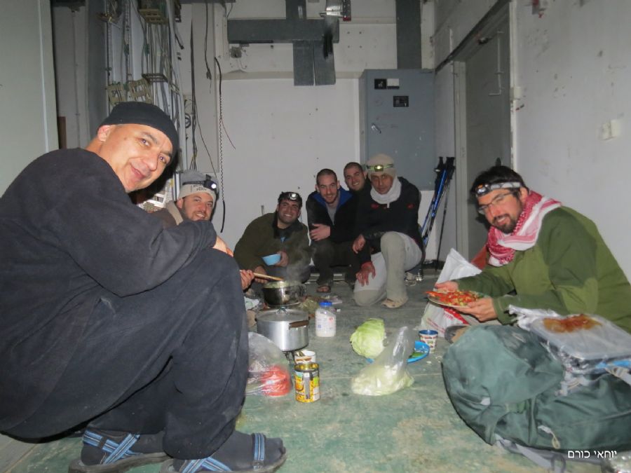 מחסה לילה בבסיס נטוש בהר ברך