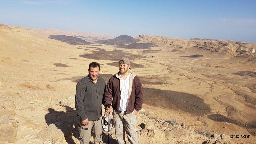 תצפית ממרגלות הר רמון לעבור המכתש