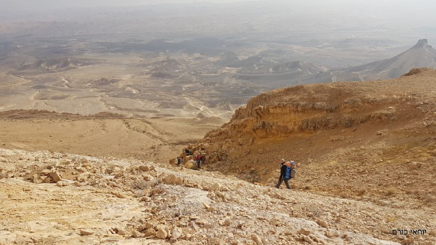 הירידה לעבר נחל נקרות