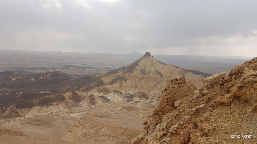 הר פיטם ברקע