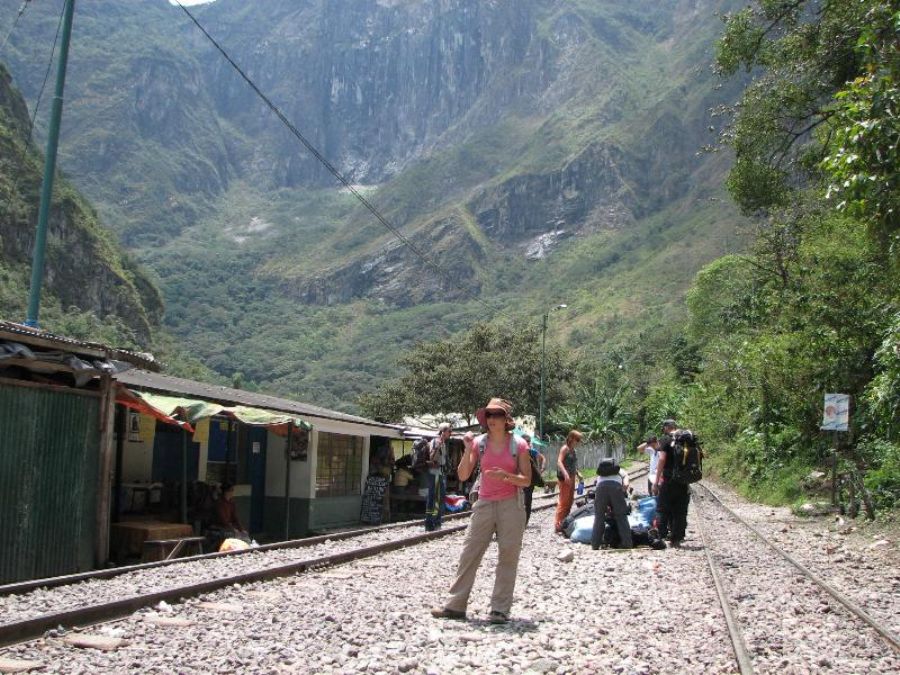 Walking the railroad to Aguas Calientes 