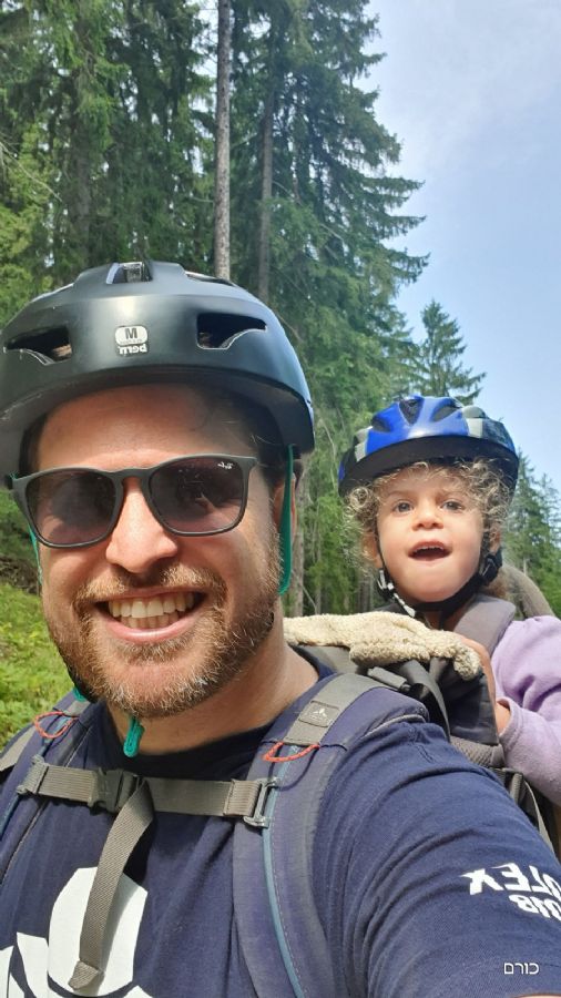 רוכבים באופני קארטינג במורד ההר