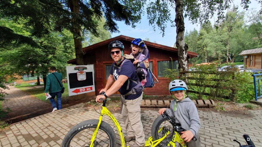 רוכבים באופני קארטינג במורד ההר