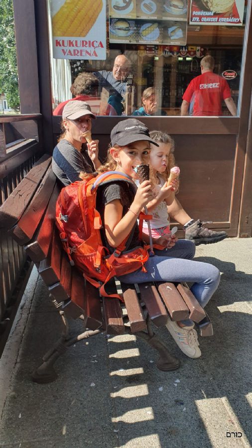 גלידה בתחנת הרכבת לטטרנסקה לומינצה