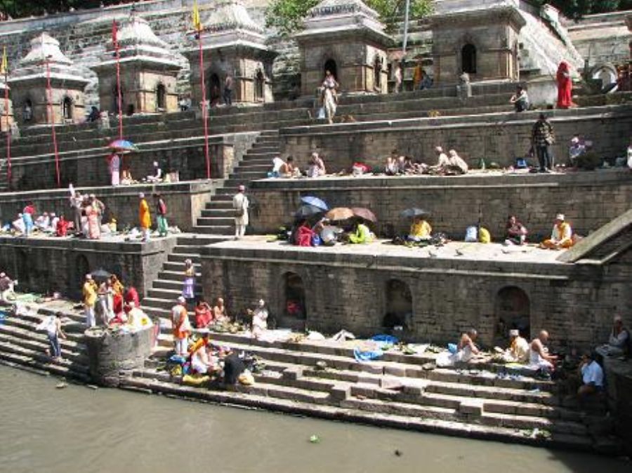 Families mooning by the Bagamati river 