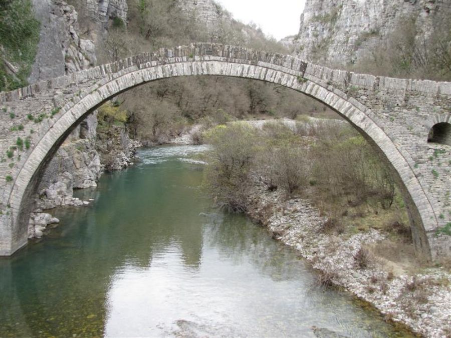 גשר על אחד היובלים