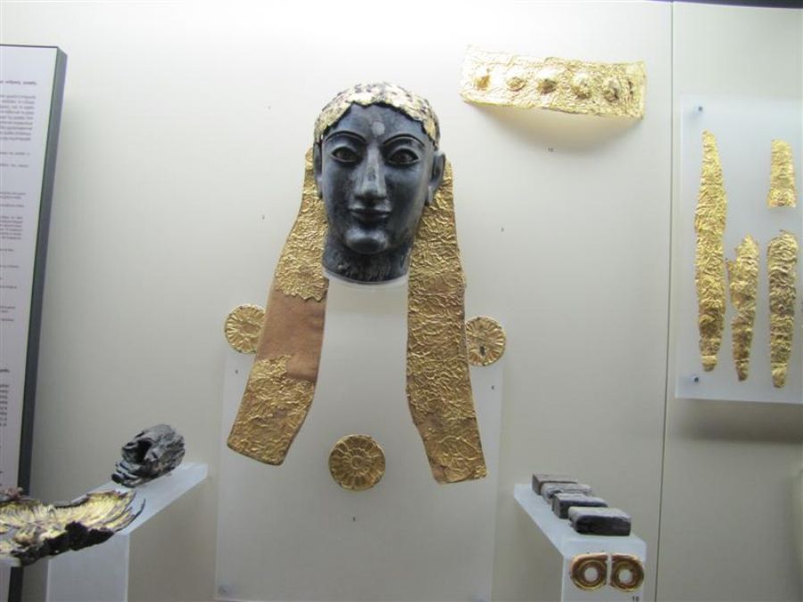 מתכשטי הזהב שנמצאו קבורים כחלק מהמנחות לאלים