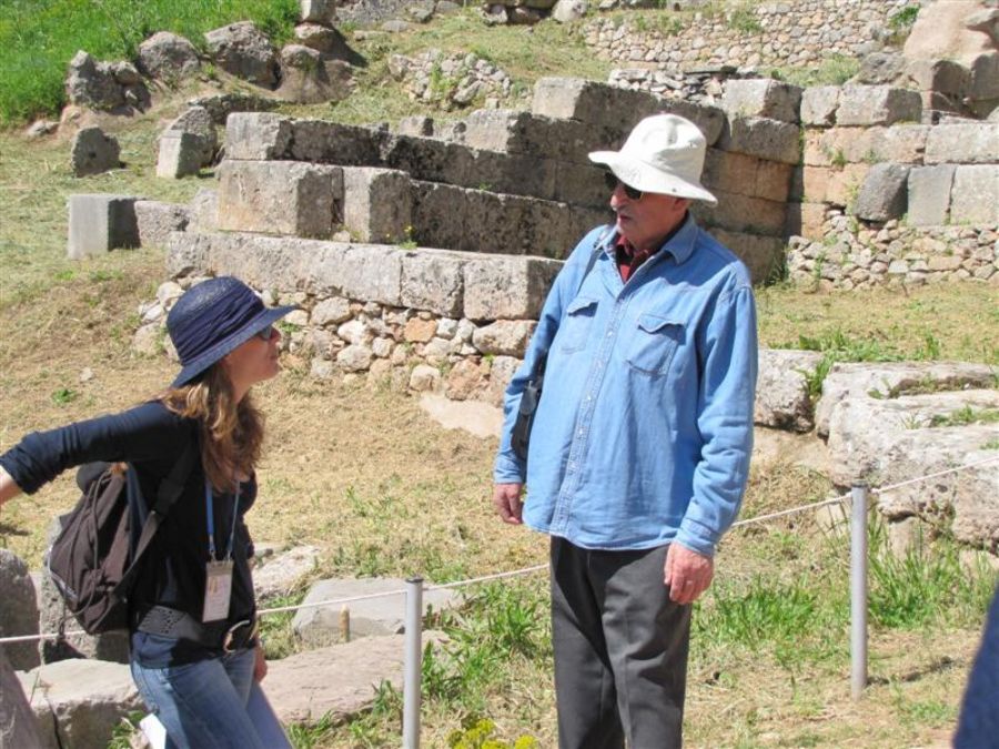 פרופסור דוד גולן והמדריכה המקומית