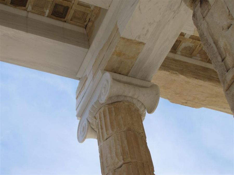 כותרת יונית