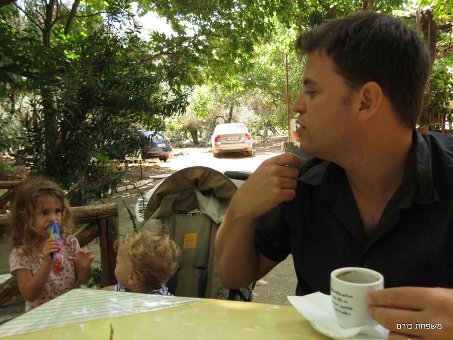 עם בית הקפה לידו