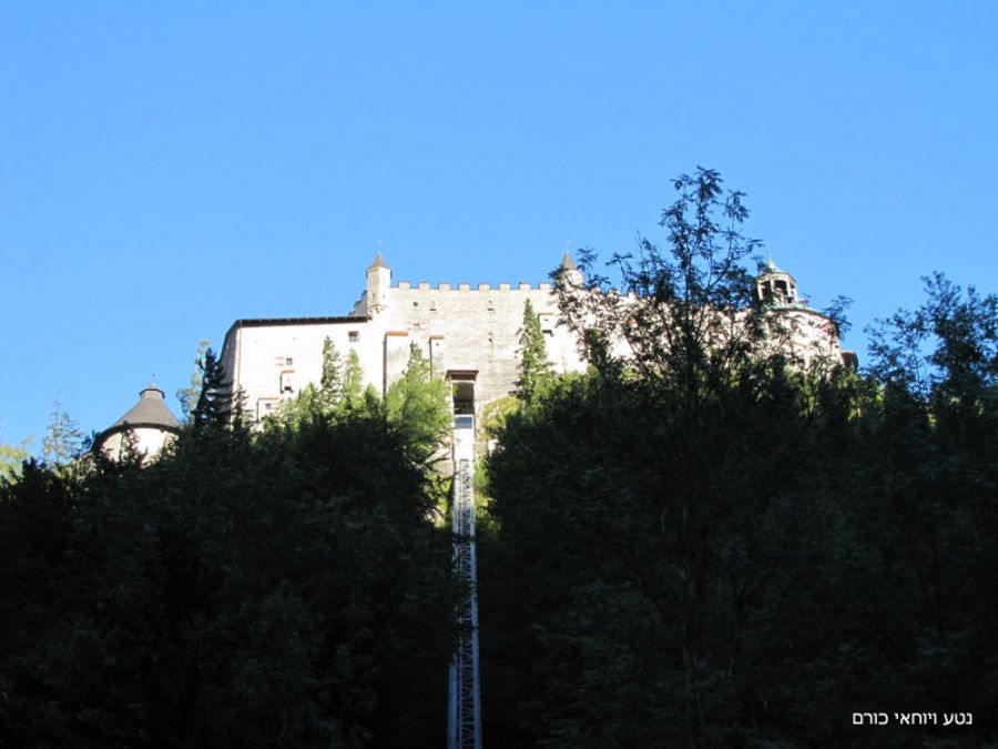 הרכבת המוביל לטירה