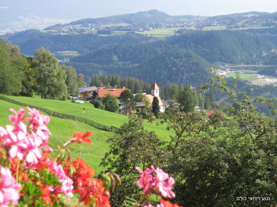 החווה בה ישנו עם נוף מסביב