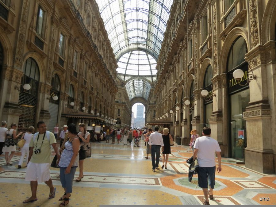 השוק המקורה בגלרית ויטוריו עמנואלה 