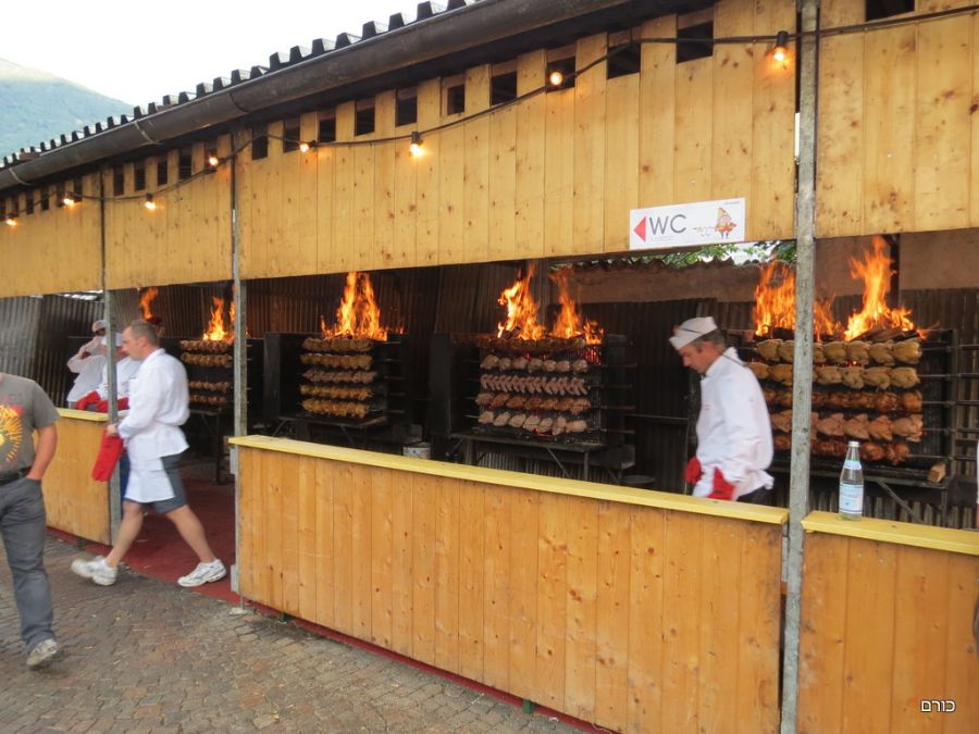 עופות צלויים בחגיגות המילניום ל Bressanone