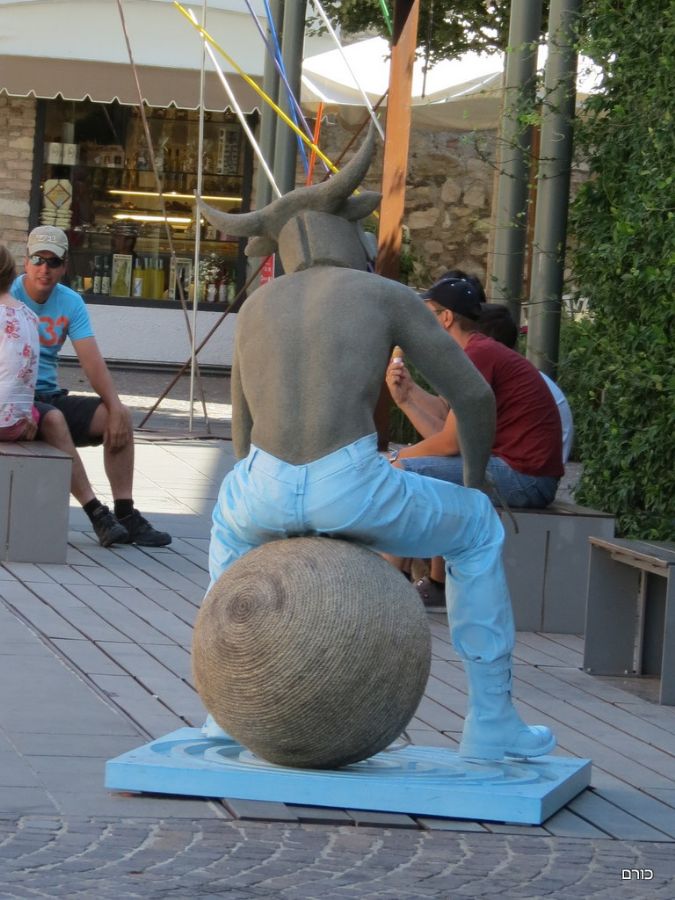 חלק מתערוכת אומנות ב Sirmione