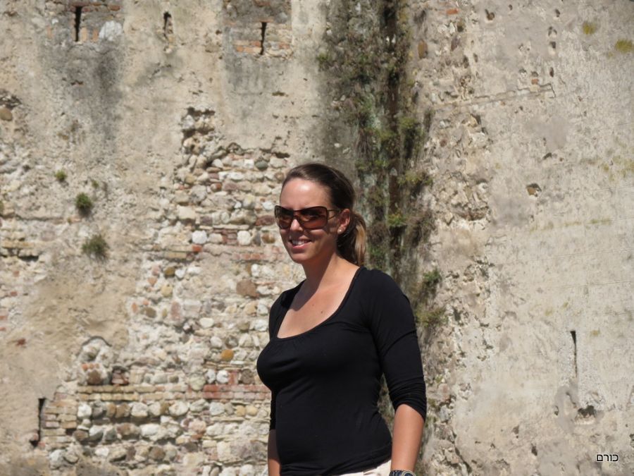 על רקע המצודה בסירמיונה