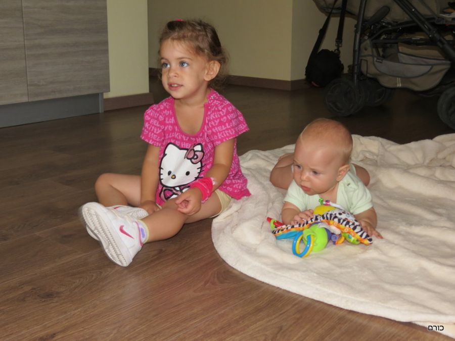 יעלה ועופרי בדירתנו ב Almazzago